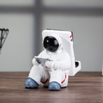 Simple Astronaut Mobile Phone Stand Student Desktop Holder Cute Spaceman Cell Phone Holder Creative Gift Small Desk Decoration - Image 2