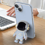 3d-astronaut-phone-case-anti-drop-electroplating-bracket